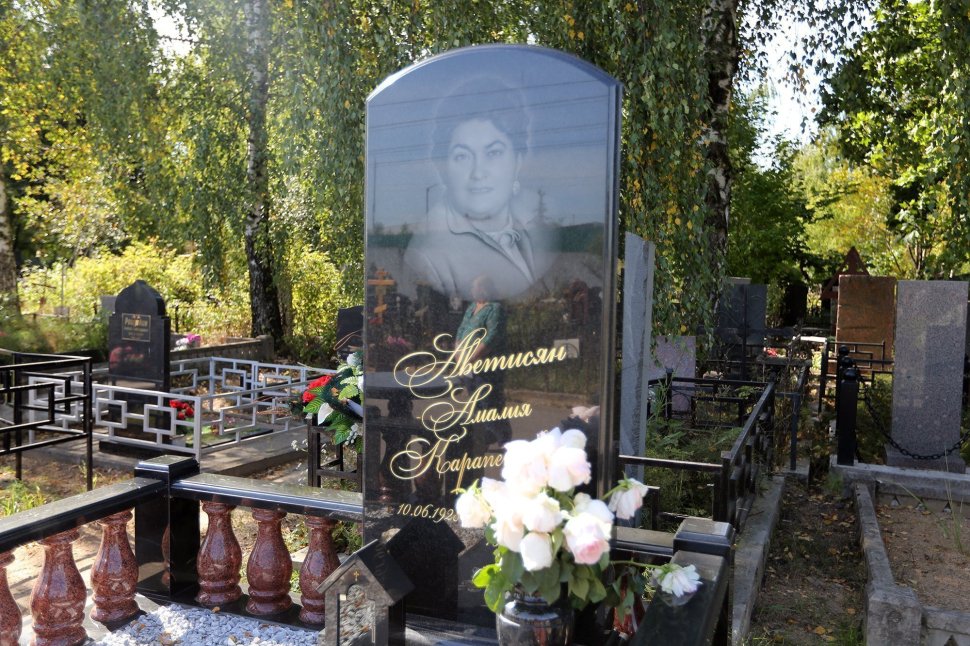 Мемориальный комплекс с оградой с балясинами из красного гранита