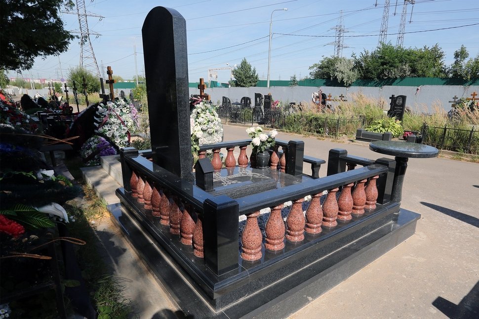 Мемориальный комплекс с оградой с балясинами из красного гранита