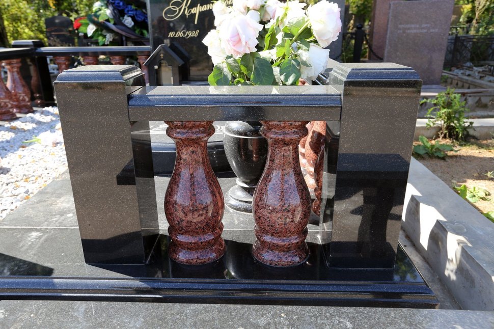 Мемориальный комплекс с оградой с балясинами из красного гранита