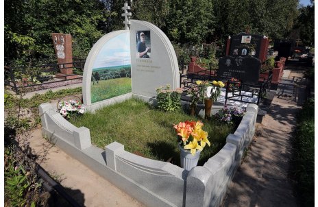 Комплекс с большим угловым памятником из белого гранита с пейзажем