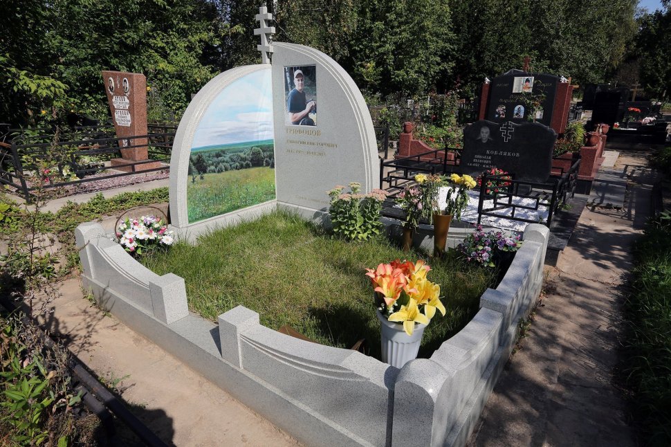 Комплекс с большим угловым памятником из белого гранита с пейзажем