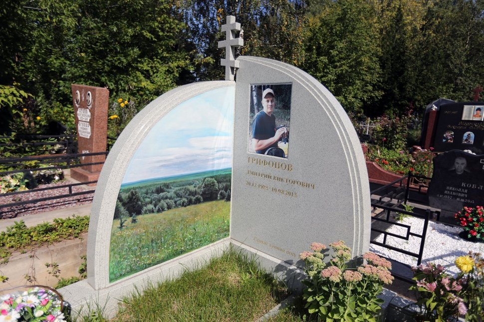 Комплекс с большим угловым памятником из белого гранита с пейзажем