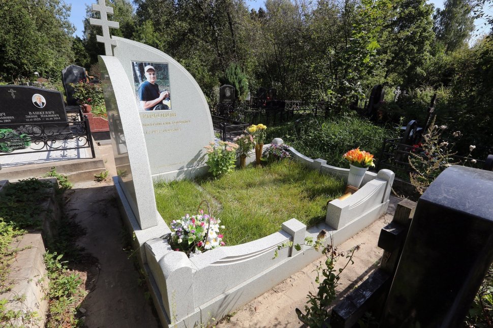 Комплекс с большим угловым памятником из белого гранита с пейзажем