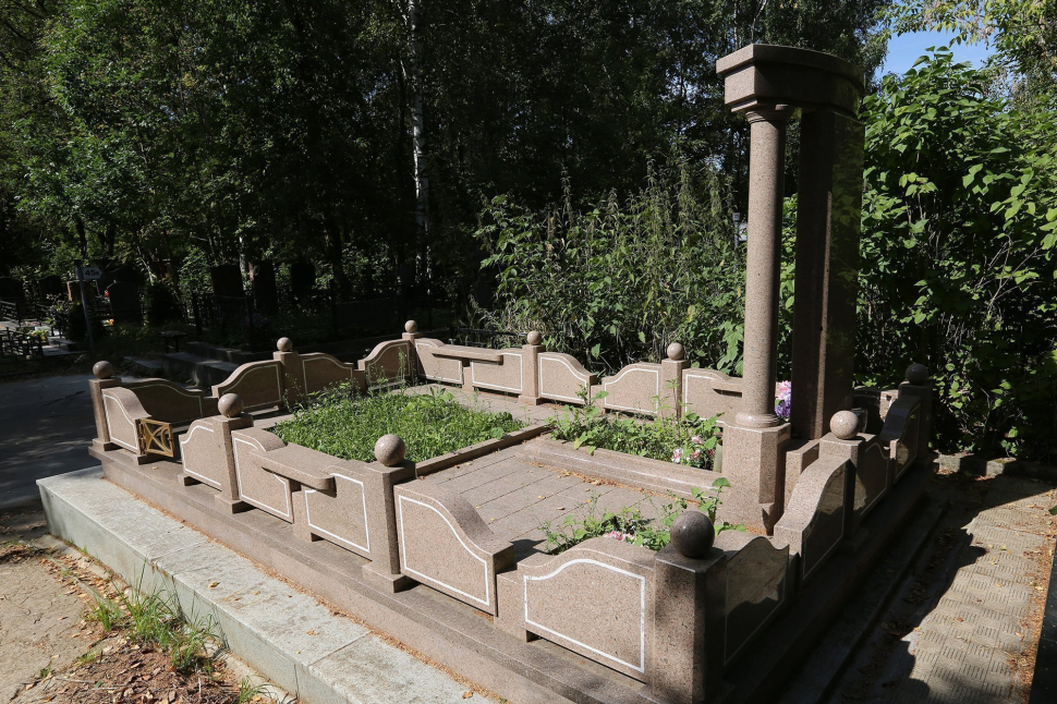 Мемориальный комплекс из гранита 