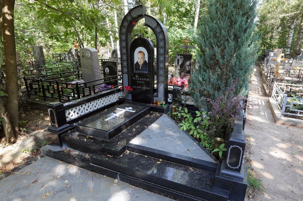 Мемориальный комплекс с памятником в форме разорванной арки