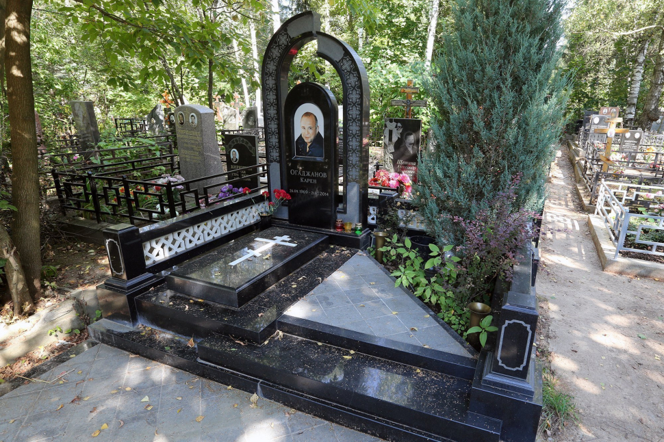 Мемориальный комплекс с памятником в форме разорванной арки