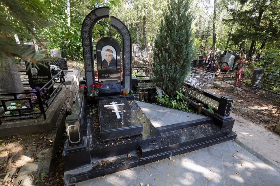 Мемориальный комплекс с памятником в форме разорванной арки