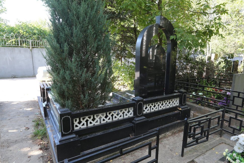 Мемориальный комплекс с памятником в форме разорванной арки