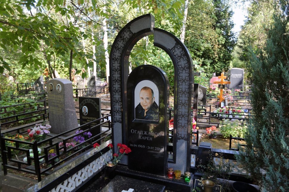 Мемориальный комплекс с памятником в форме разорванной арки