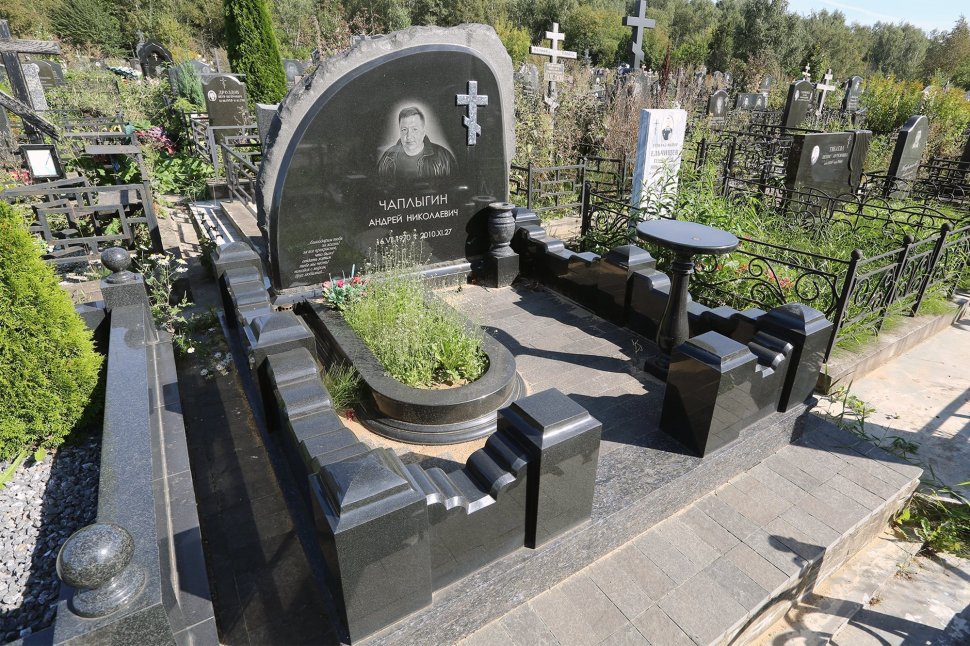 Мемориальный комплекс с памятником в форме 