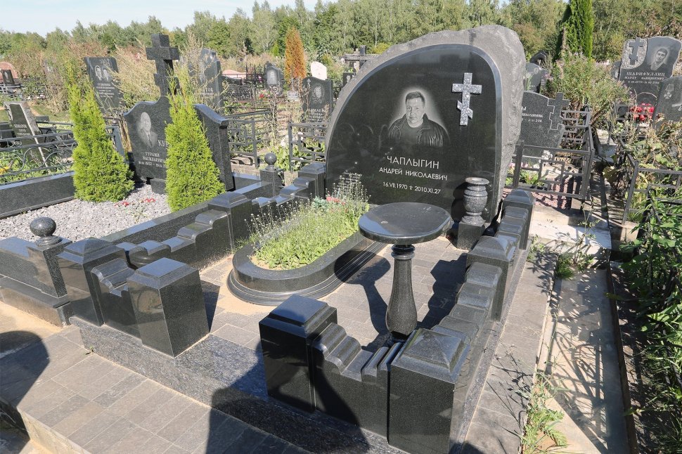 Мемориальный комплекс с памятником в форме 