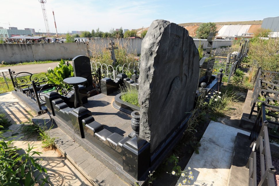 Мемориальный комплекс с памятником в форме 