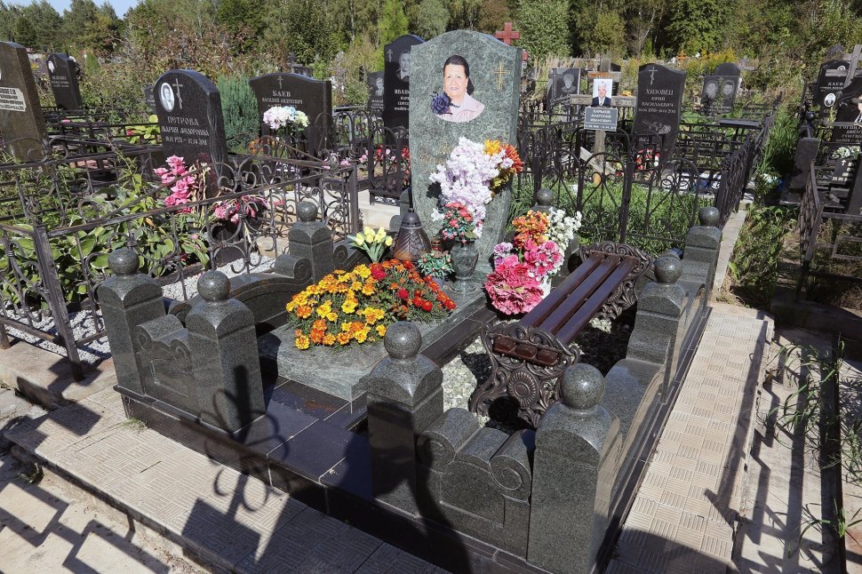 Мемориальный комплекс из змеевика с памятником с цветным портретом