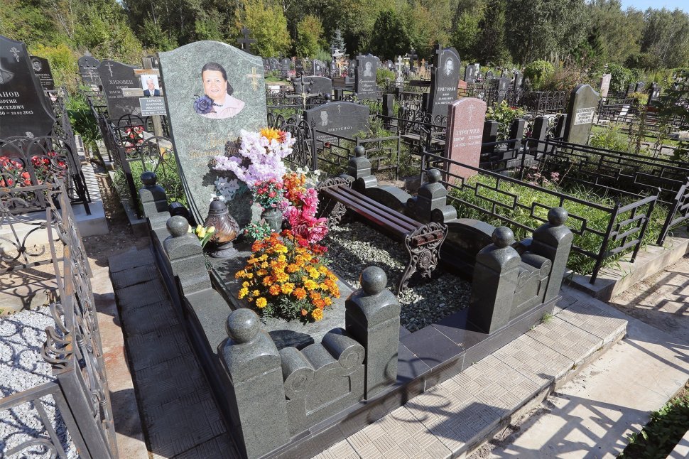 Мемориальный комплекс из змеевика с памятником с цветным портретом