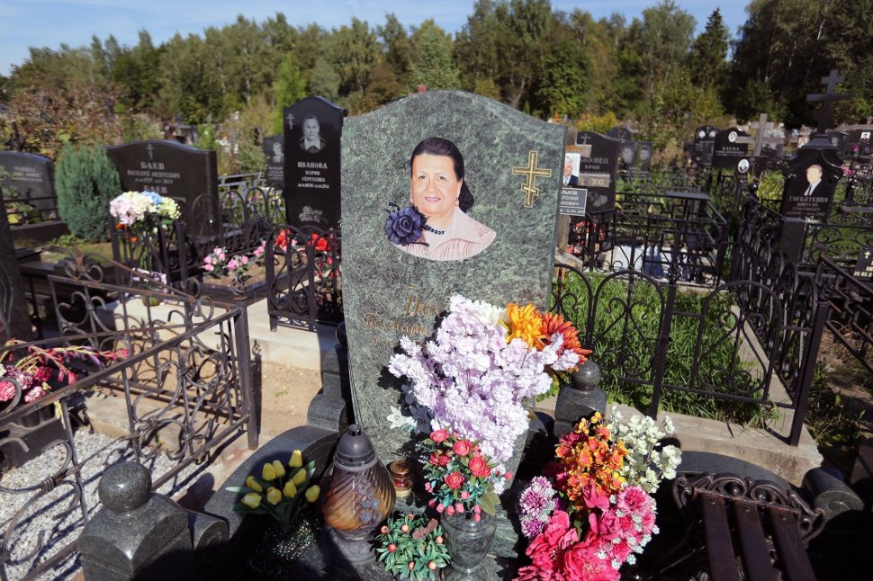 Мемориальный комплекс из змеевика с памятником с цветным портретом