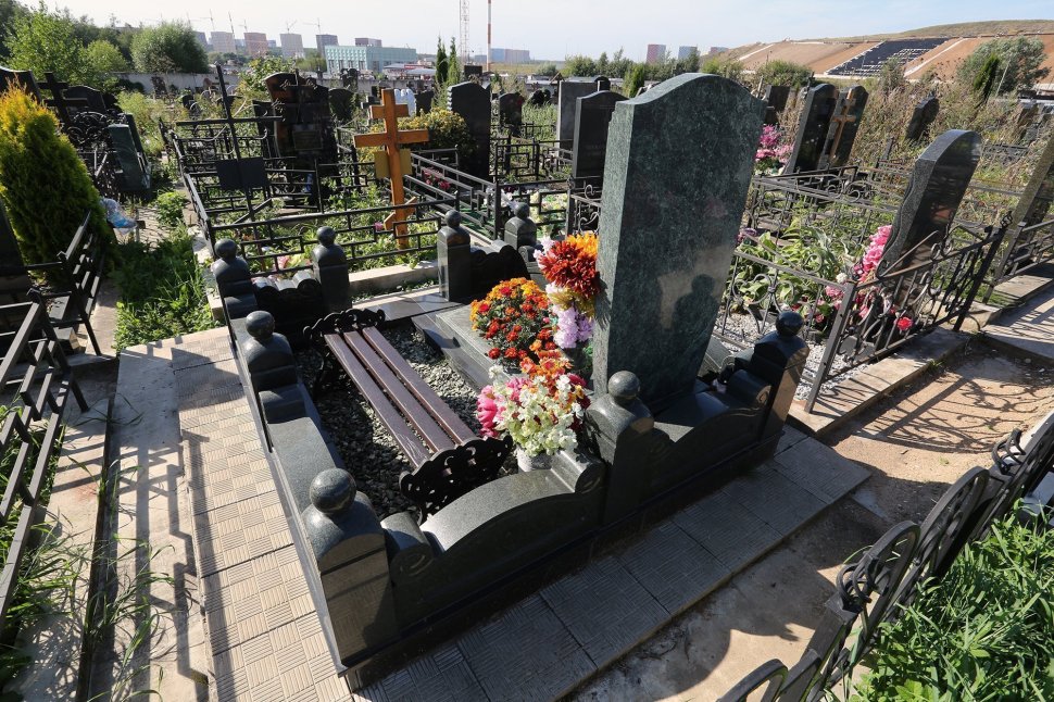 Мемориальный комплекс из змеевика с памятником с цветным портретом