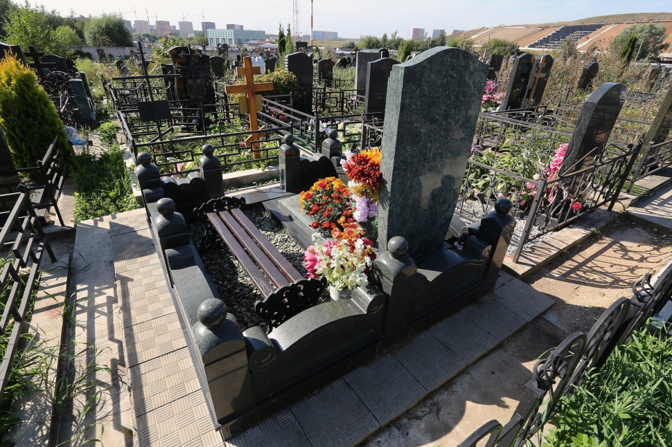 Мемориальный комплекс из змеевика с памятником с цветным портретом