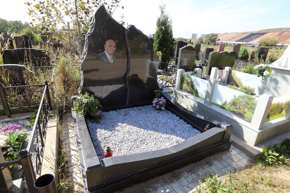 Мемориальный комплекс в форме двойной 