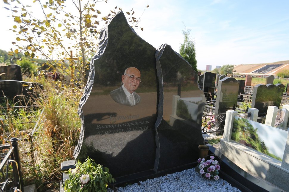 Мемориальный комплекс в форме двойной 