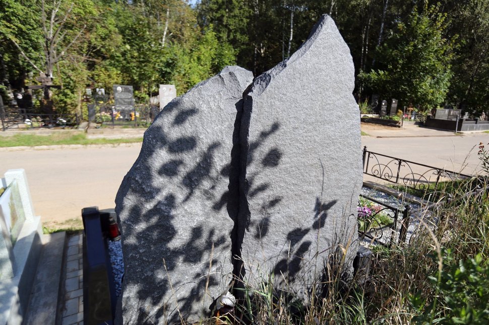 Мемориальный комплекс в форме двойной 