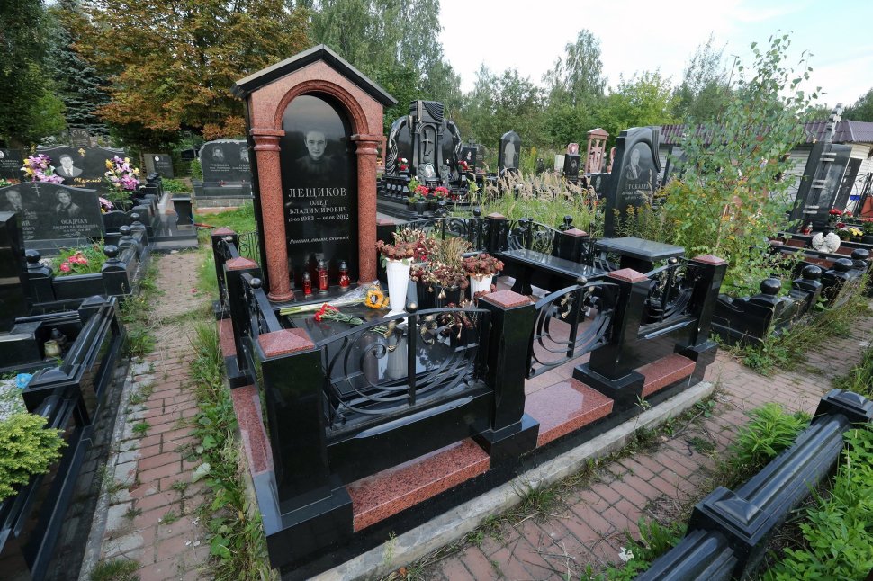 Мемориальный комплекс с памятником в форме портала с колоннами