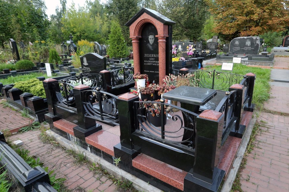 Мемориальный комплекс с памятником в форме портала с колоннами