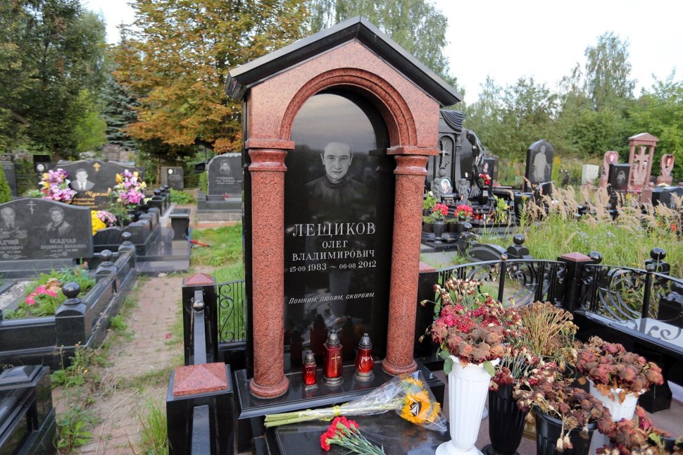 Мемориальный комплекс с памятником в форме портала с колоннами