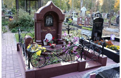 Мемориальный комплекс с памятником в форме купола с колоннами