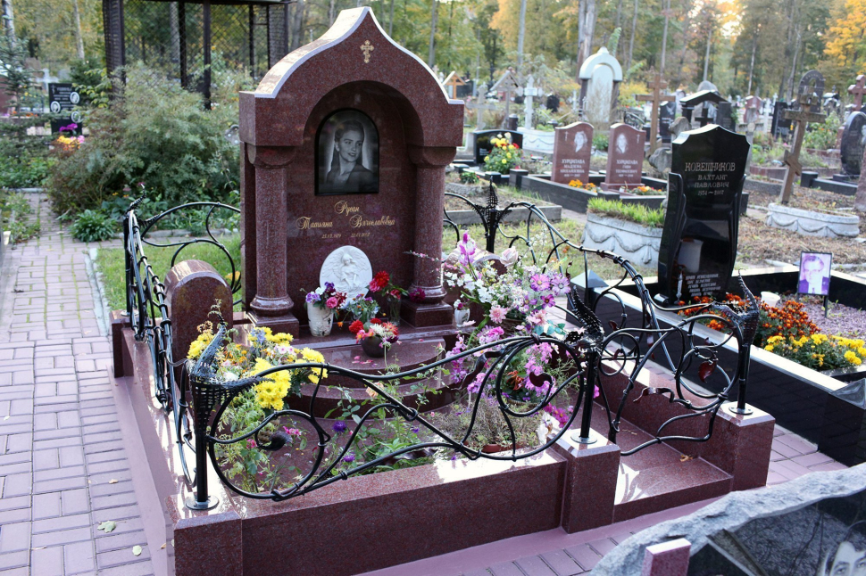 Мемориальный комплекс с памятником в форме купола с колоннами