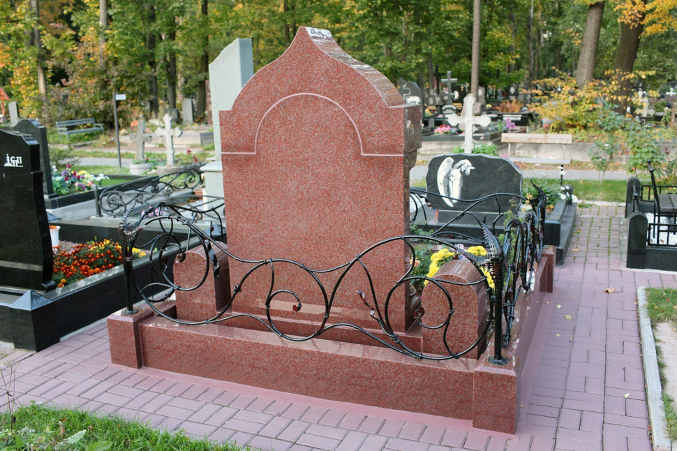 Мемориальный комплекс с памятником в форме купола с колоннами