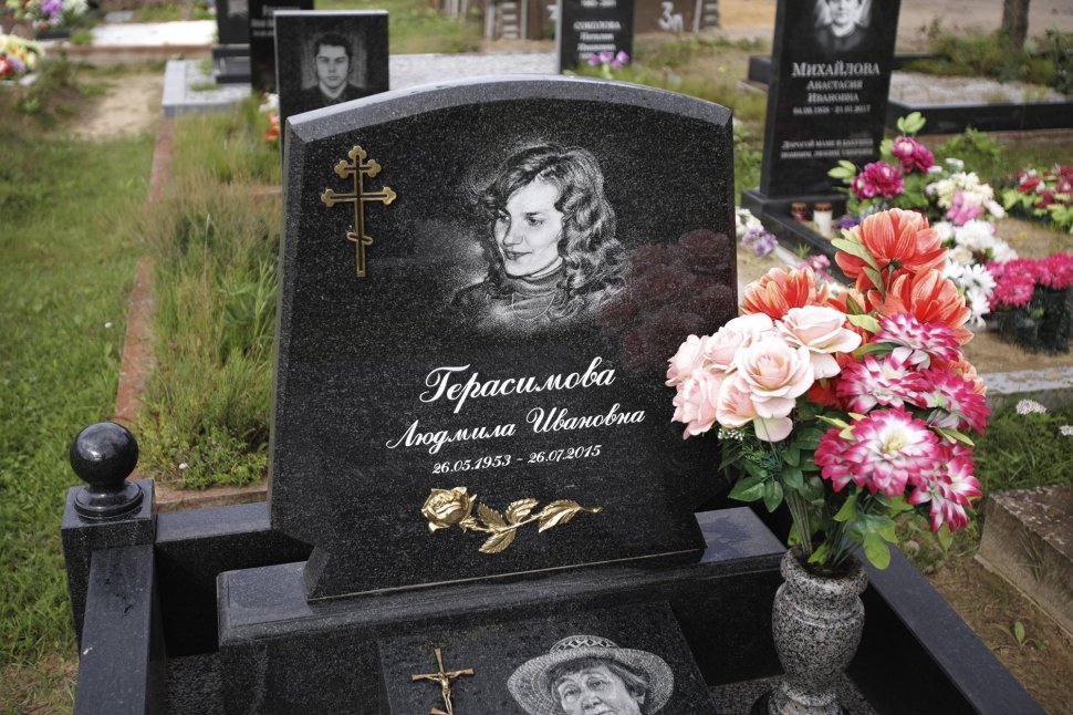 Черный симметричный памятник с портретом