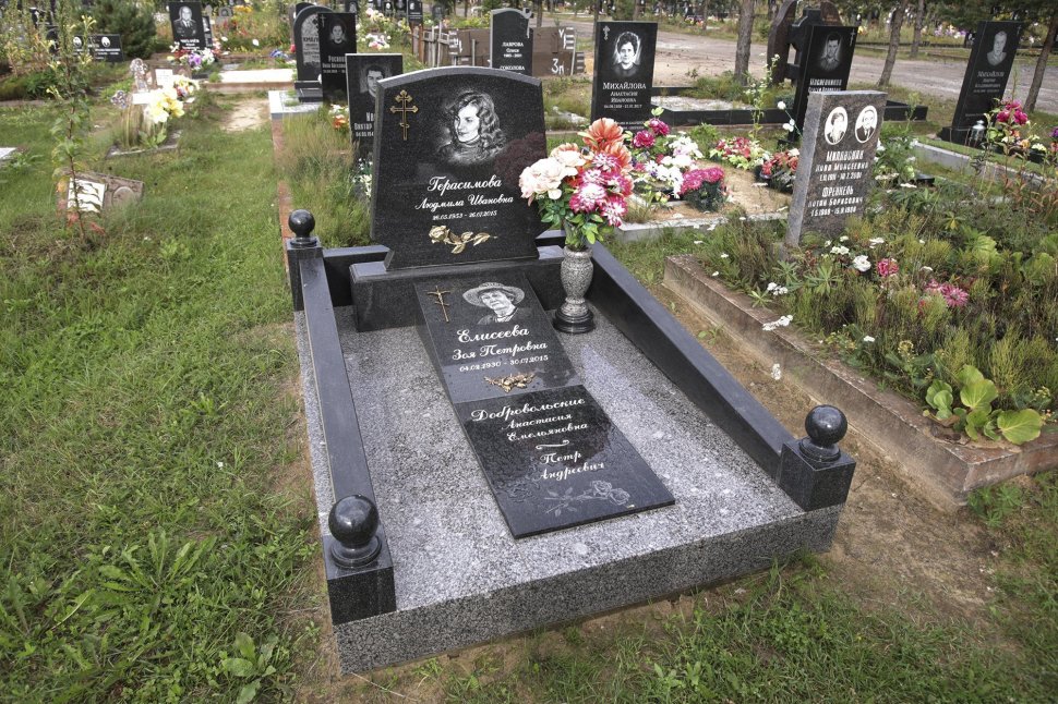 Черный симметричный памятник с портретом