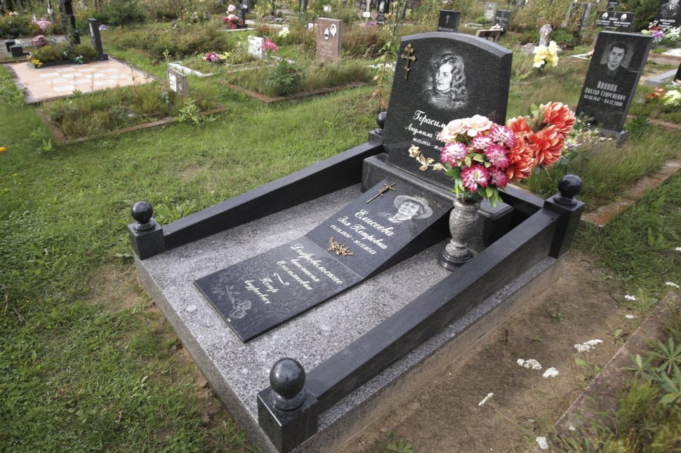 Черный симметричный памятник с портретом