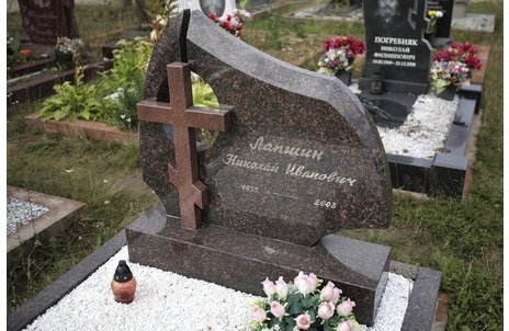 Памятник из гранитов «Дымовский» и «Питкяранта» в виде стелы с крестом