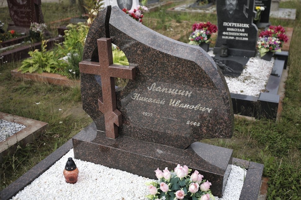 Памятник из гранитов «Дымовский» и «Питкяранта» в виде стелы с крестом