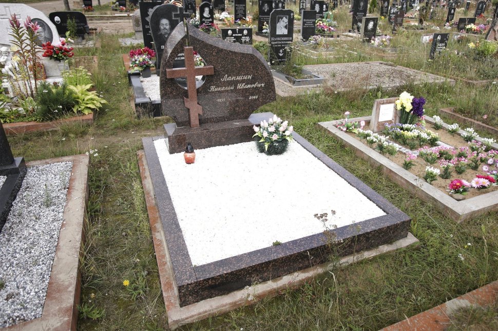 Памятник из гранитов «Дымовский» и «Питкяранта» в виде стелы с крестом