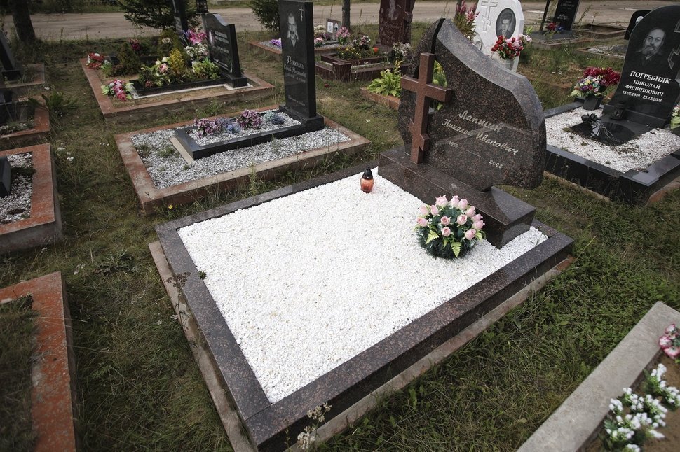 Памятник из гранитов «Дымовский» и «Питкяранта» в виде стелы с крестом