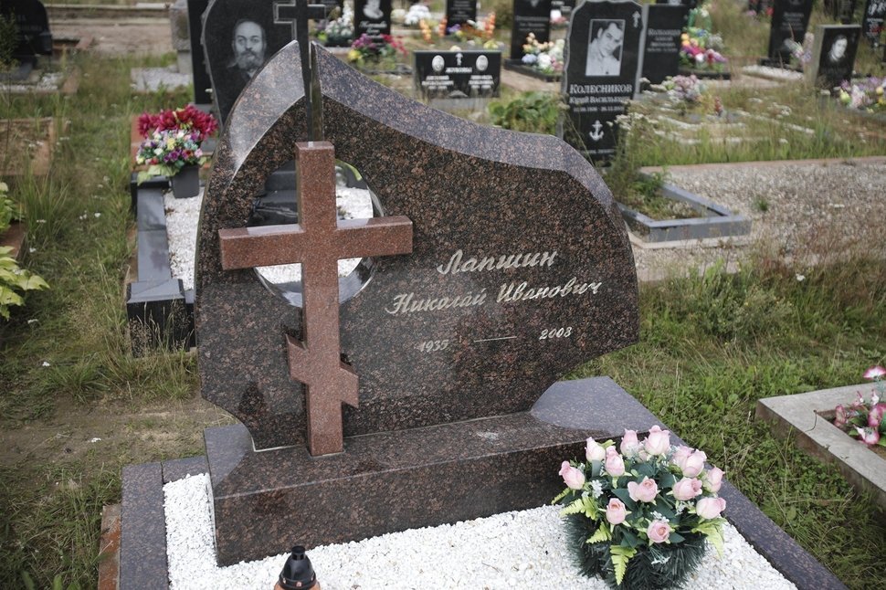 Памятник из гранитов «Дымовский» и «Питкяранта» в виде стелы с крестом