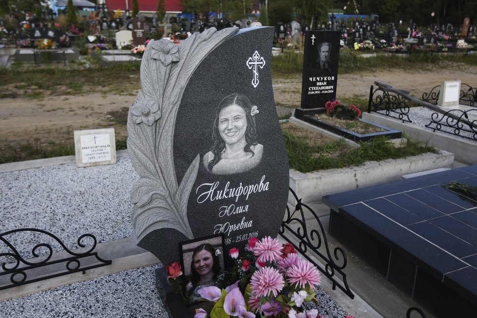 Женский памятник со скульптурными цветами