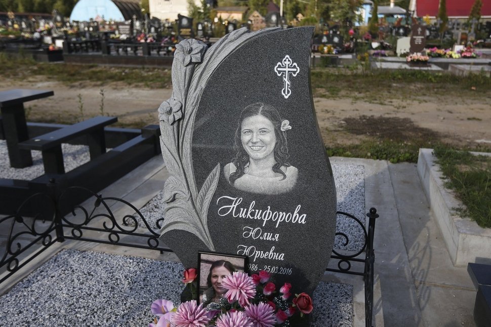 Женский памятник со скульптурными цветами