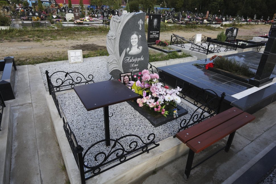 Женский памятник со скульптурными цветами