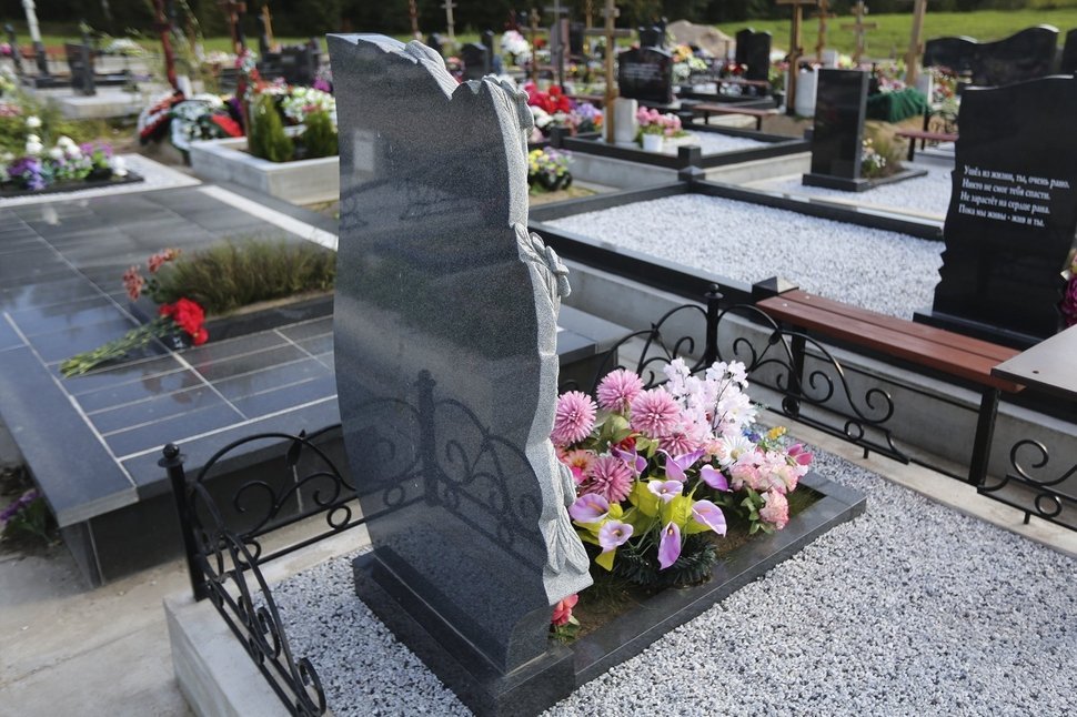 Женский памятник со скульптурными цветами