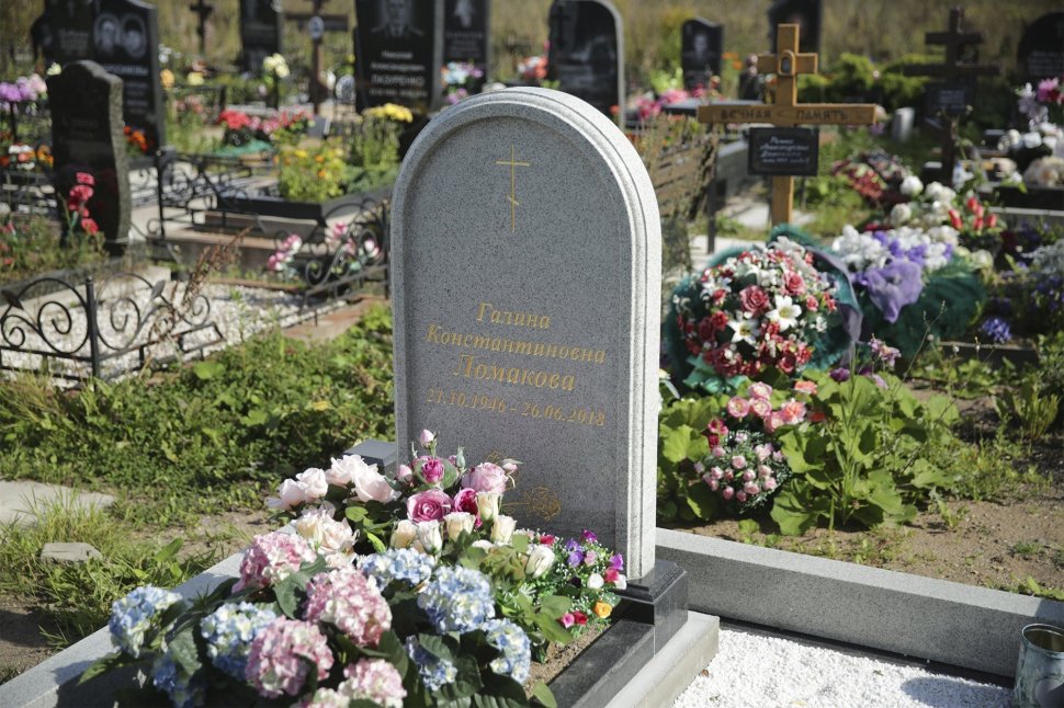 Минималистичный памятник с двойным поребриком