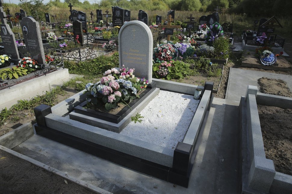 Минималистичный памятник с двойным поребриком