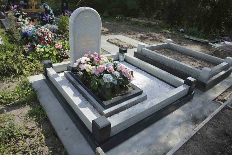 Минималистичный памятник с двойным поребриком