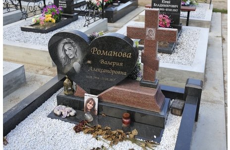 Памятник в форме сердца с приставным крестом