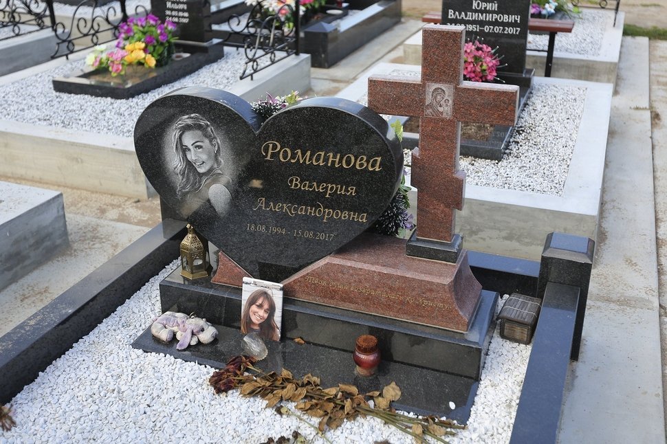 Памятник в форме сердца с приставным крестом