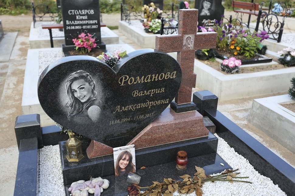 Памятник в форме сердца с приставным крестом