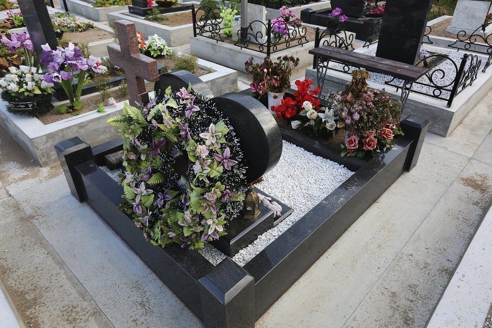 Памятник в форме сердца с приставным крестом