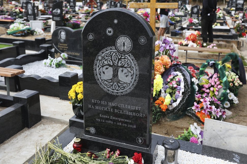 Памятник горизонтальной плитой и лампадкой